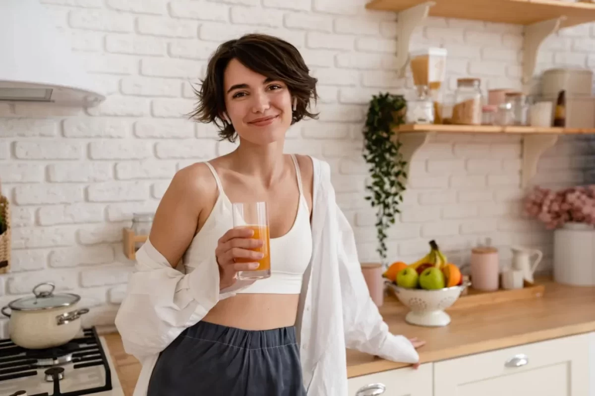 Žena pije zdravý nápoj