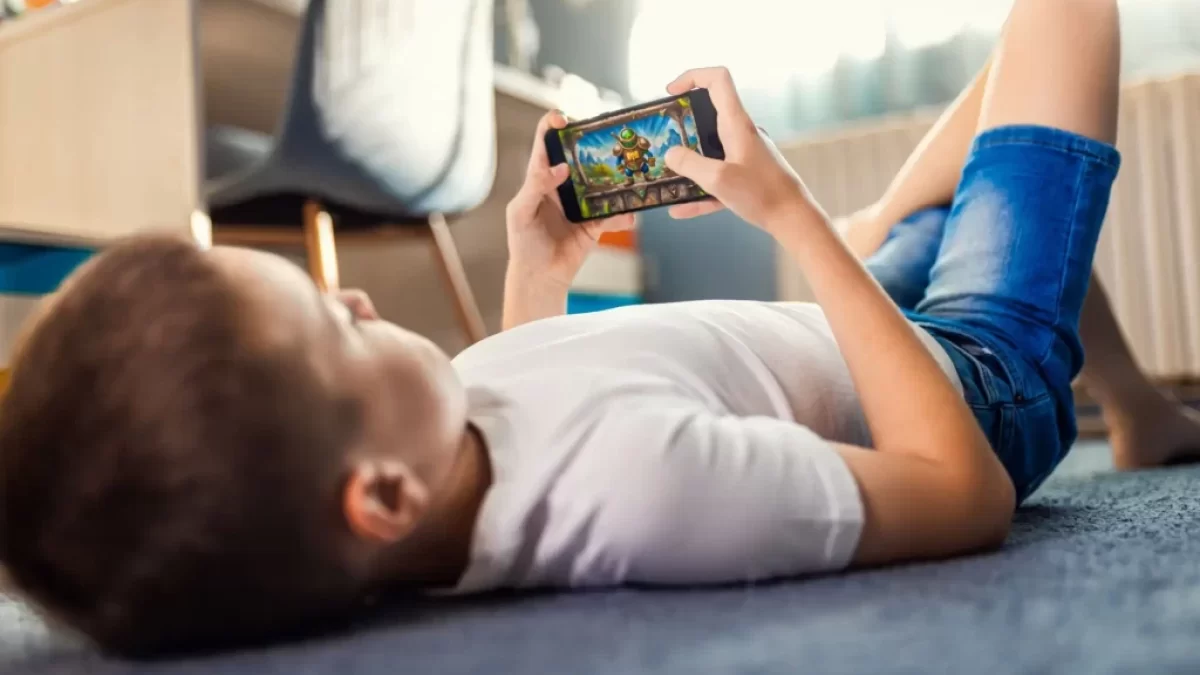Malý chlapec hraje hry na mobilu