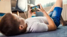 Malý chlapec hraje hry na mobilu