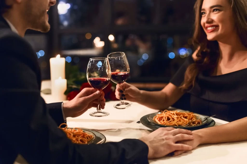 Červené víno je prospěšné zdraví. Foto: Shutterstock - Techsvět Restaurace a červené víno