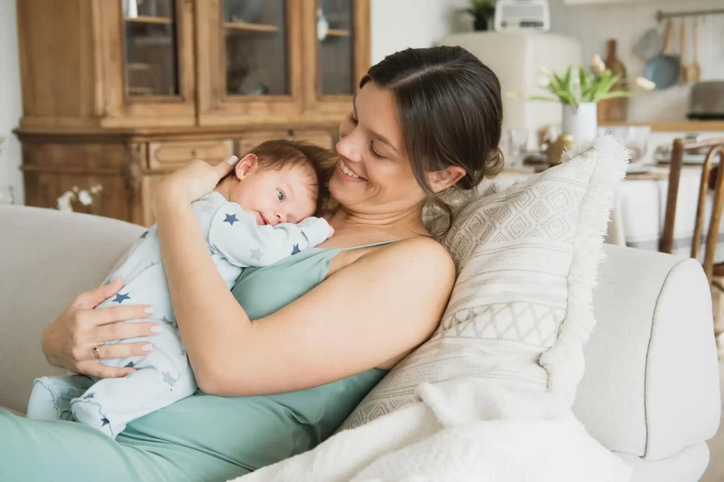 Rodičovský příspěvek začíná po šestém měsíci od narození dítěte. Foto: Shutterstock.