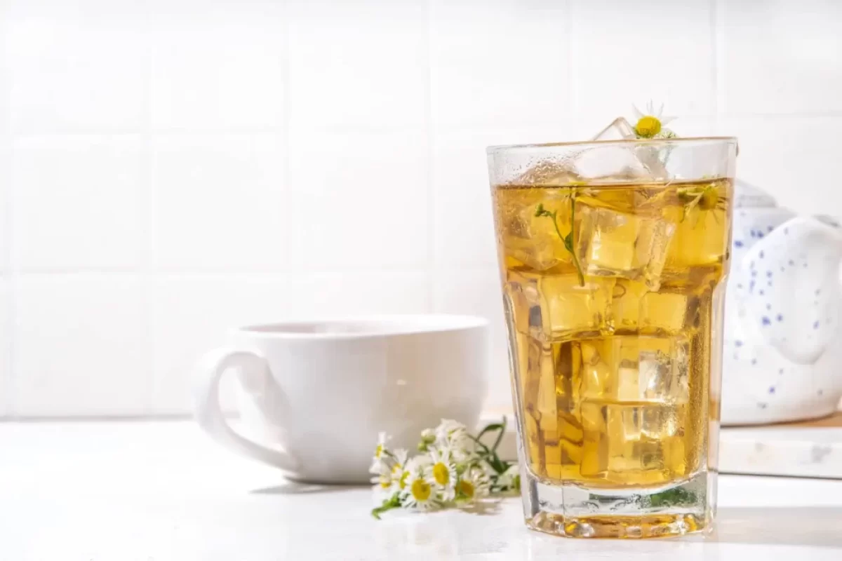 Čajový hrnek a sklenice s odvarem z heřmánku