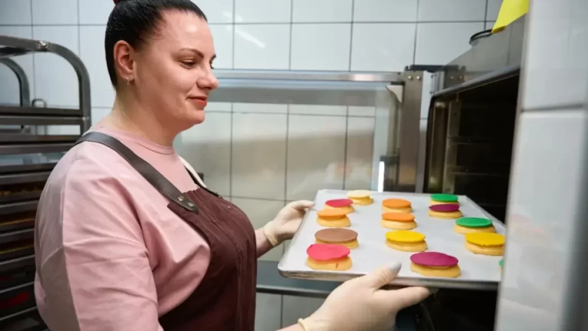 Žena vkládá pečivo do trouby