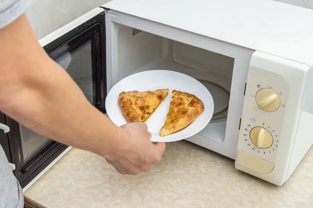 - Techsvět Pizza do mikrovlnky nepatří.