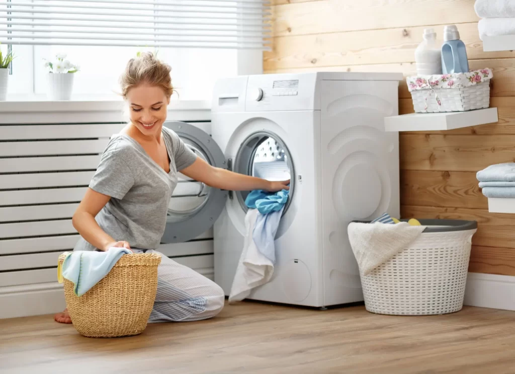 Shutterstock_793737499 - Techsvět Žena pere prádlo