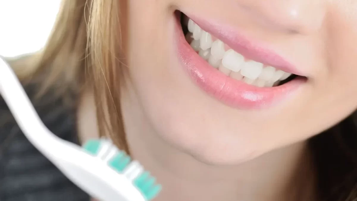 Žena si čistí zuby