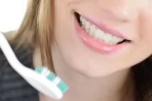 Žena si čistí zuby