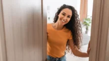 žena stojící ve dveřích
