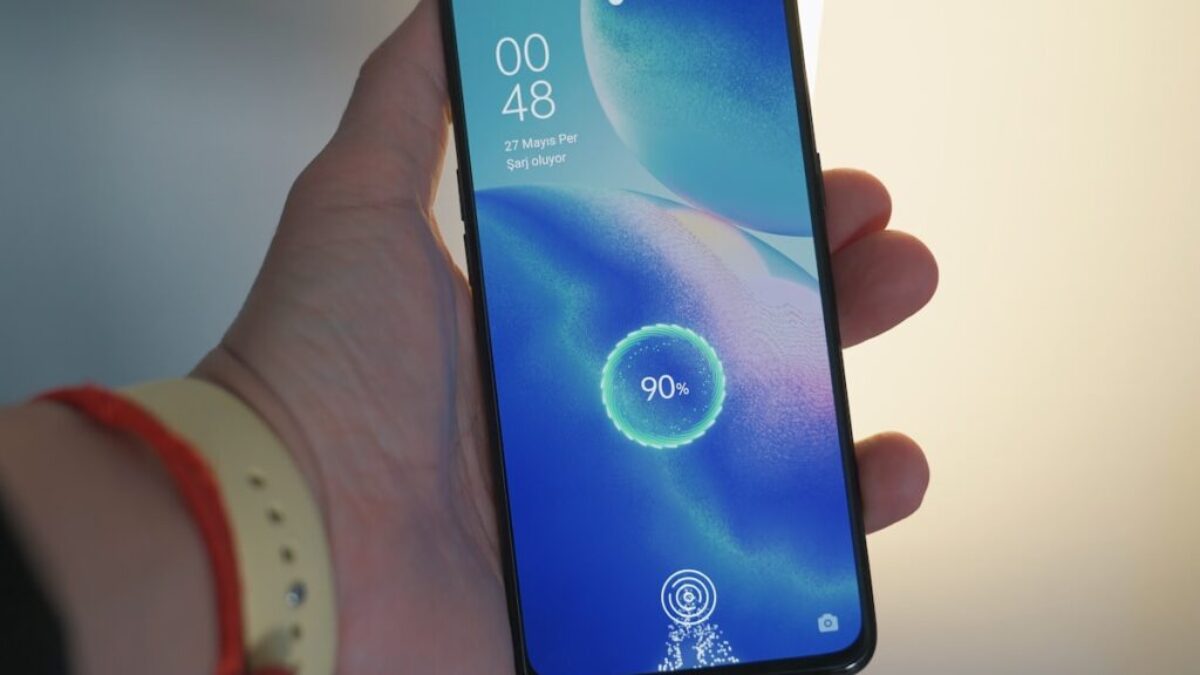 mobilní telefon v ruce
