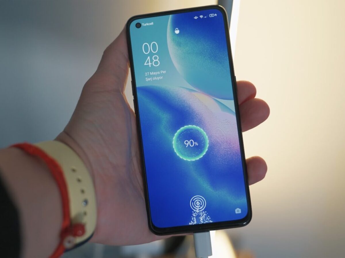 mobilní telefon v ruce