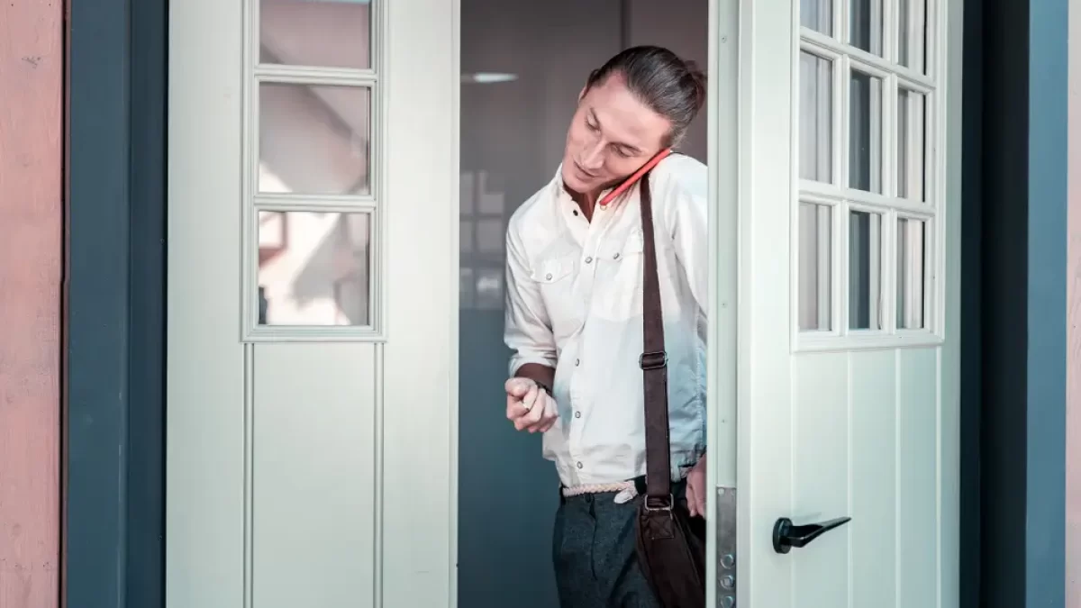 Muž vycházející z domu