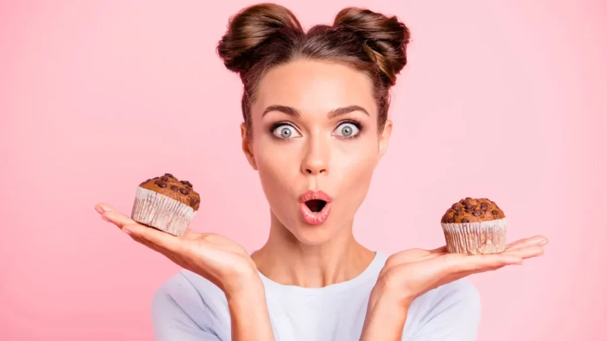 6ena drží muffiny