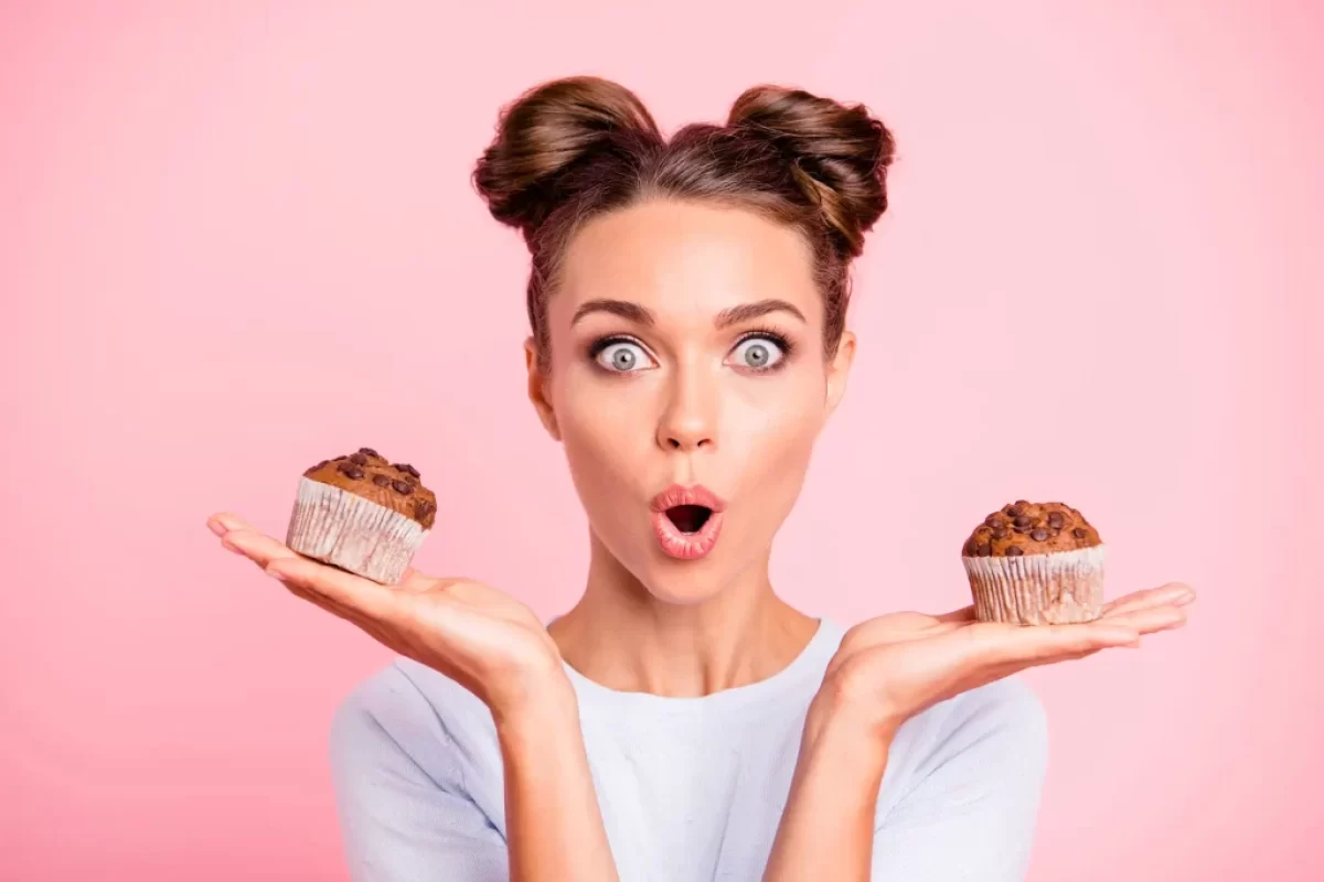 6ena drží muffiny