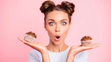 6ena drží muffiny