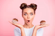 6ena drží muffiny