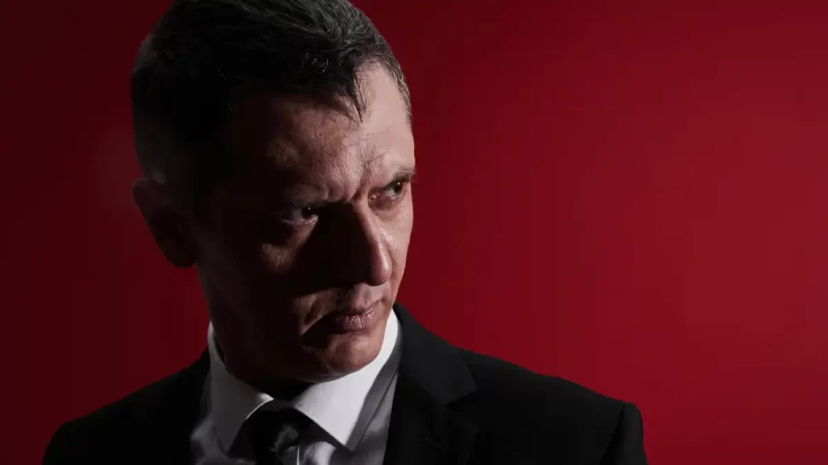 Muž tvářící se jako psychopat