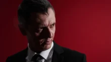 Muž tvářící se jako psychopat