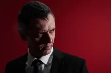 Muž tvářící se jako psychopat
