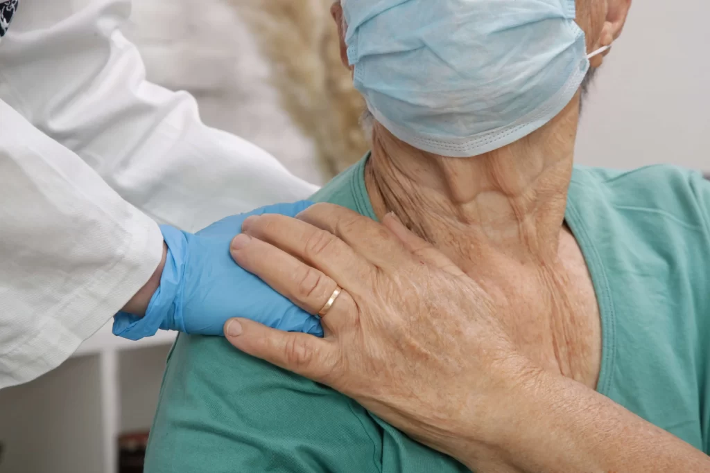 Koronavirus je rizikem zejména pro seniory a nemocné