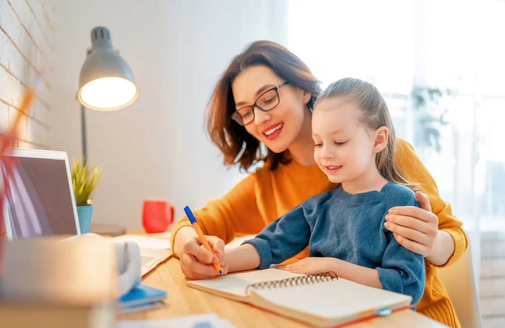 shutterstock_1904046958 - Techsvět Maminka se učí s dcerou
