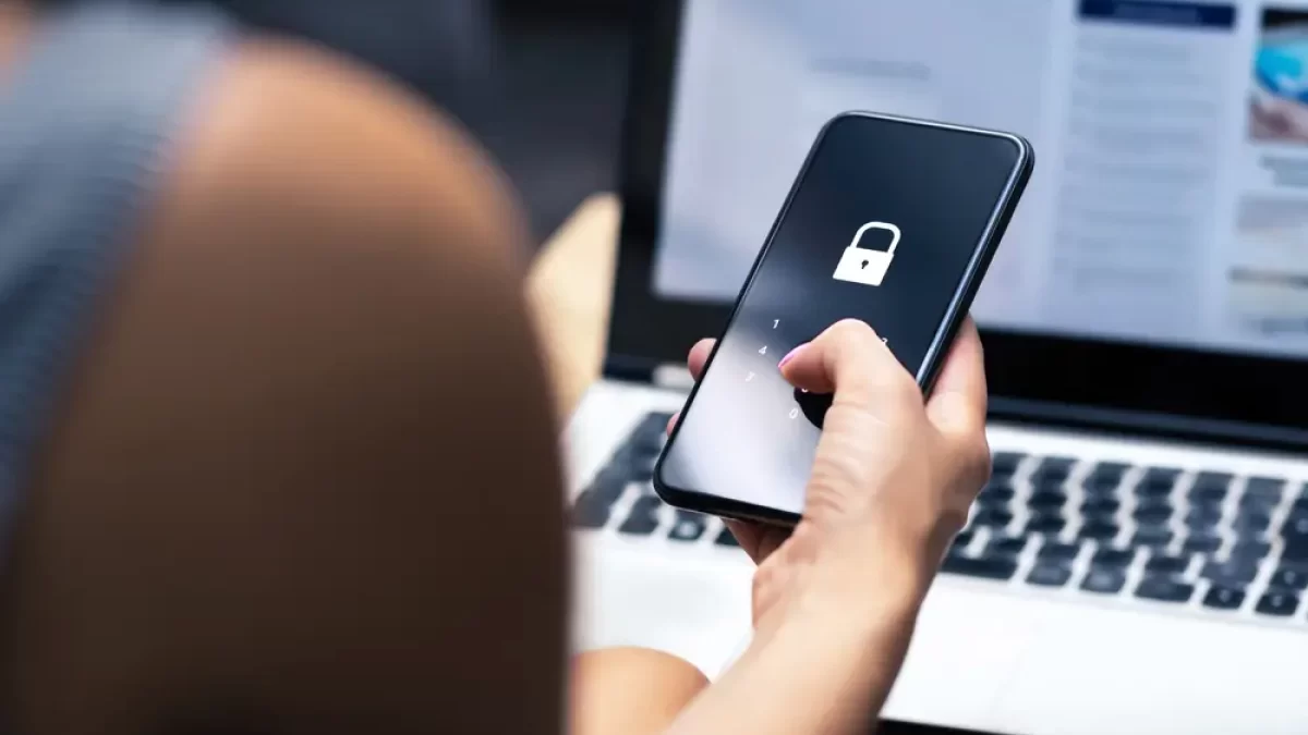 Žena zadává heslo do mobilního telefonu