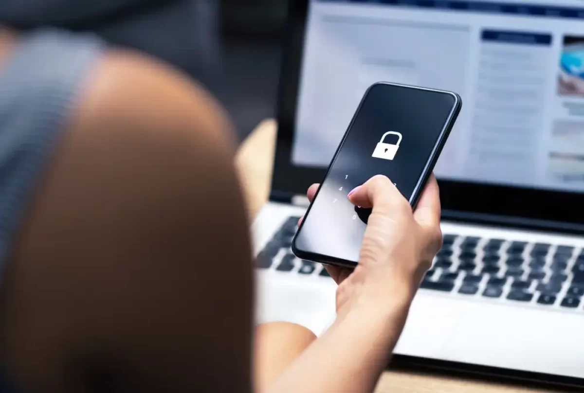 Žena zadává heslo do mobilního telefonu