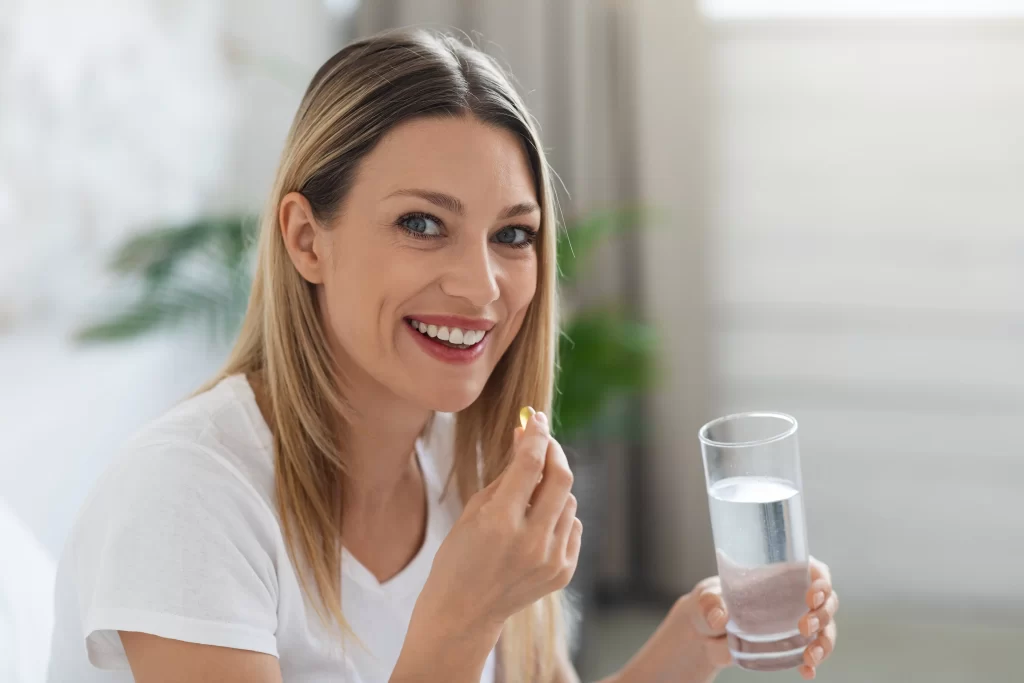 shutterstock_2178725629 - Techsvět Žena pije vodu