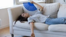 žena na gauči