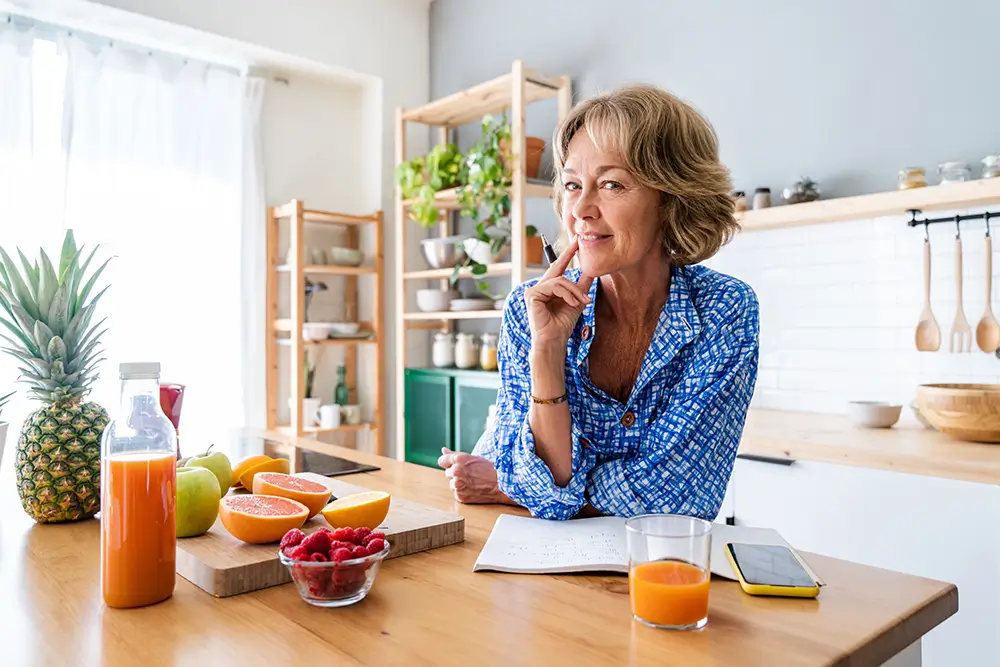 shutterstock_2190182467 - Techsvět Žena si píše jídelníček