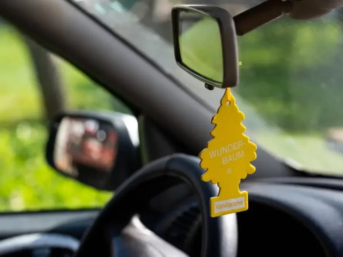 Vonný stromeček v autě