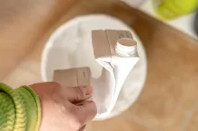 Člověk vyhazující obal od mléka