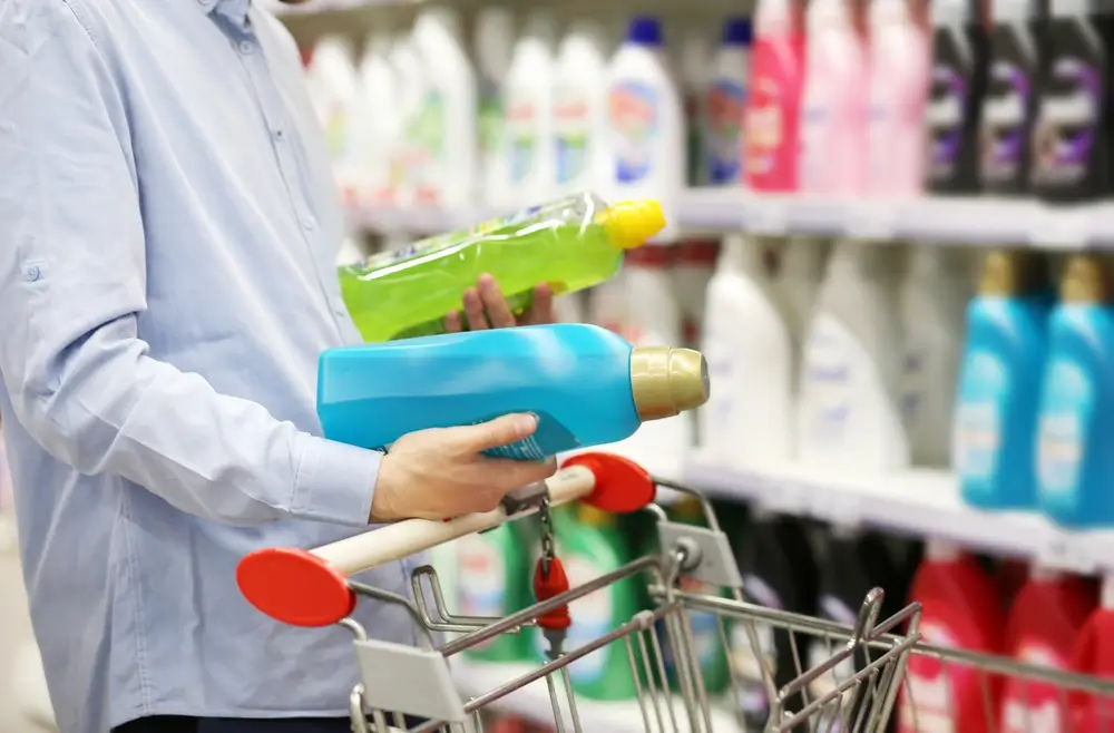 shutterstock_2259536115 - Techsvět Paní vybírá pracví prostředek