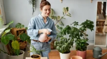 Žena zalévá květiny