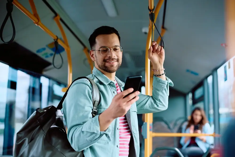 shutterstock_2287899055 - Techsvět Na mobilním telefonu se usazují tisíce bakterií. Například používáním v MHD.
