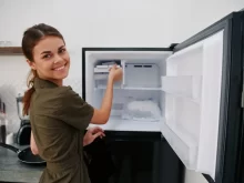 Žena čistí mrazák
