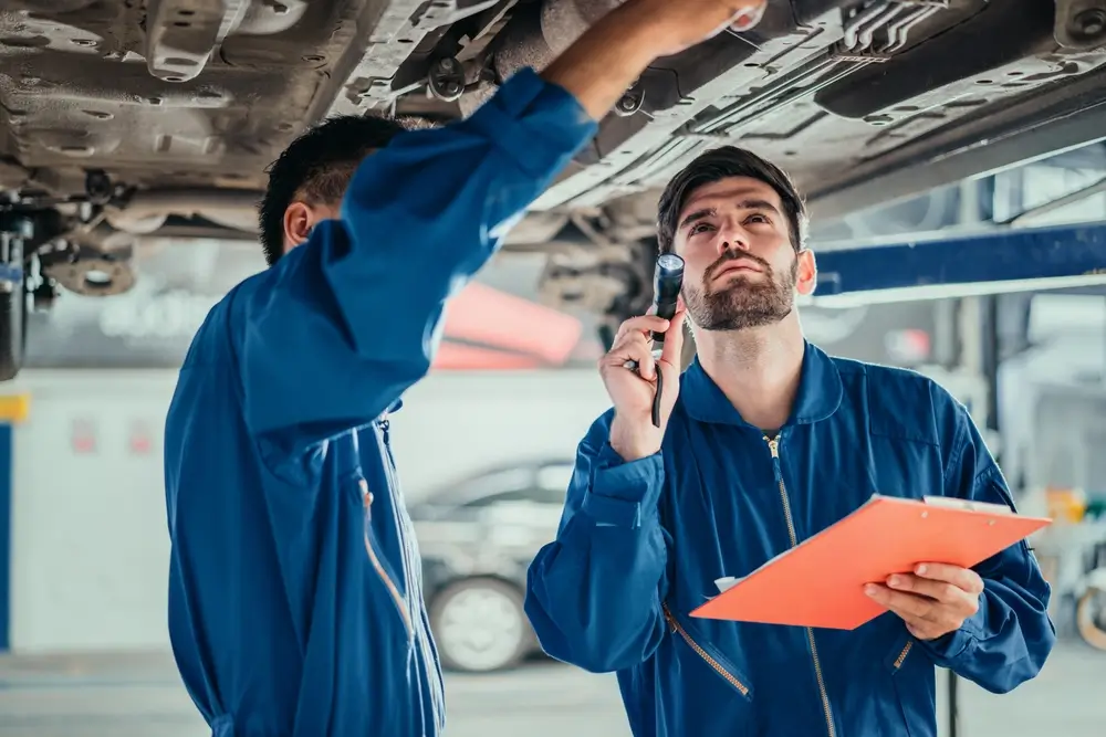 Technici kontrolují auto