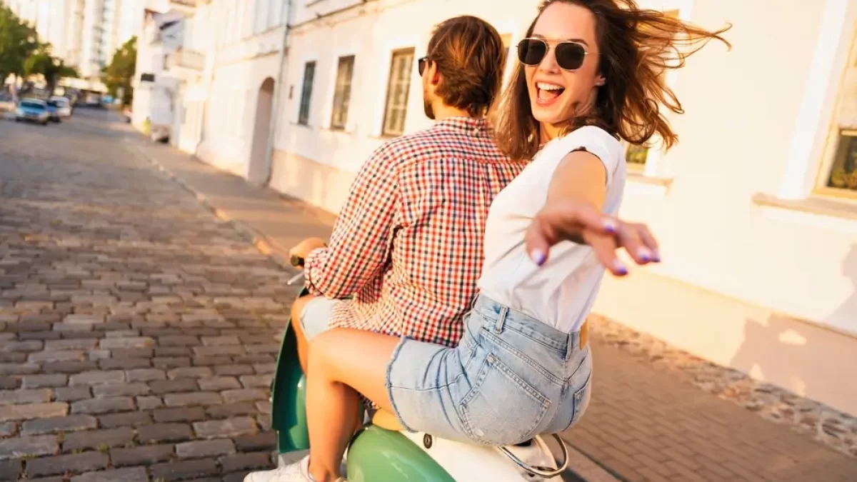Nezodpovědný motorkář a spolucestující bez helem