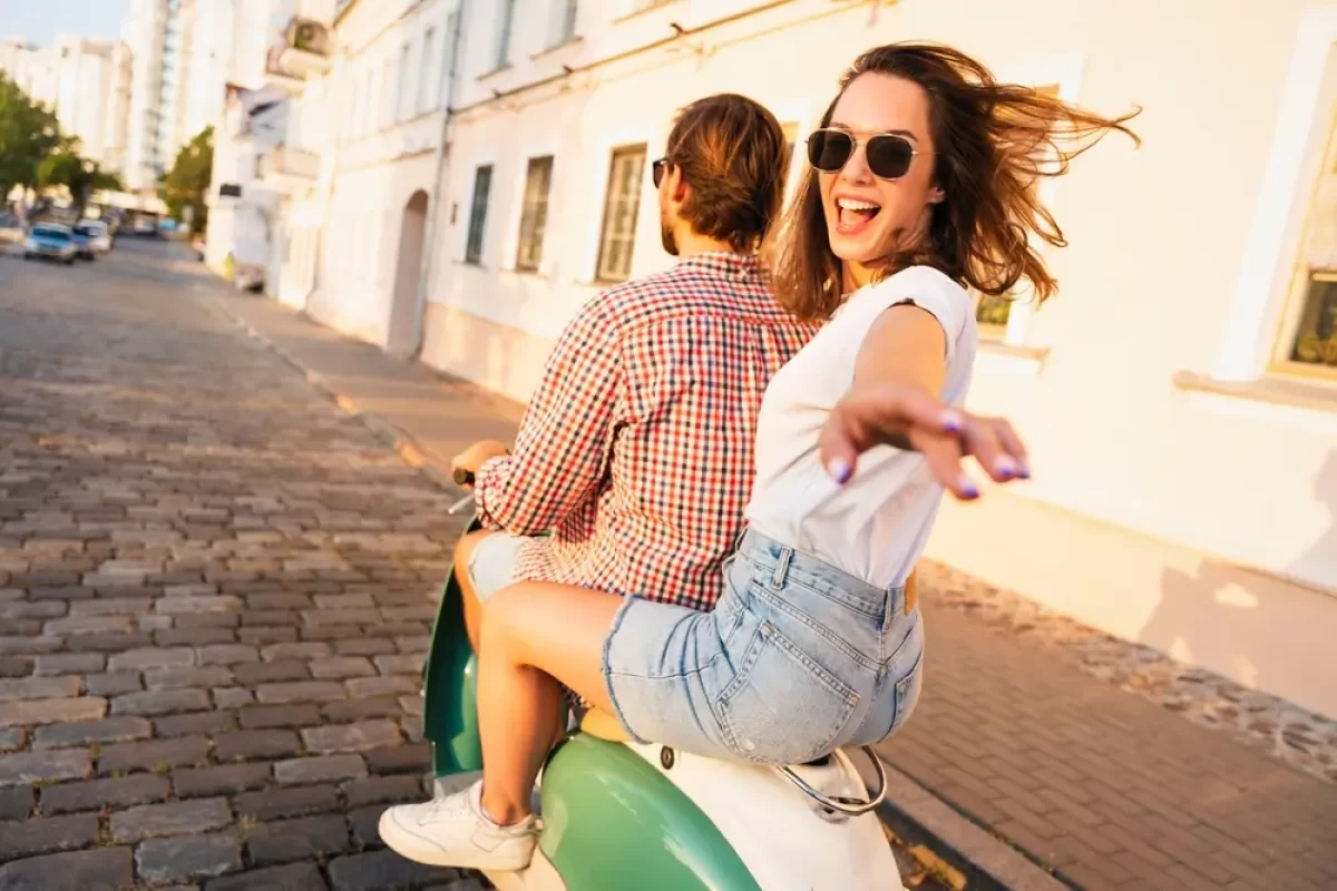 Nezodpovědný motorkář a spolucestující bez helem