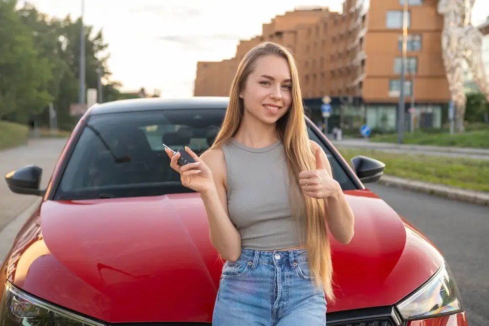 - Techsvět Mladá žena před autem