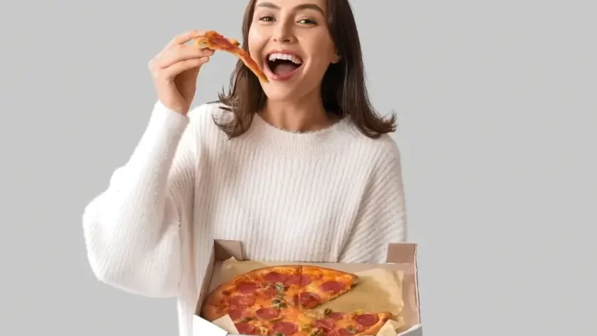 Žena pojídá pizzu