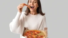 Žena pojídá pizzu