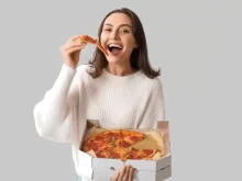 Žena pojídá pizzu