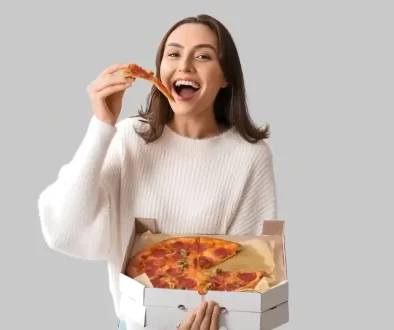 Žena pojídá pizzu