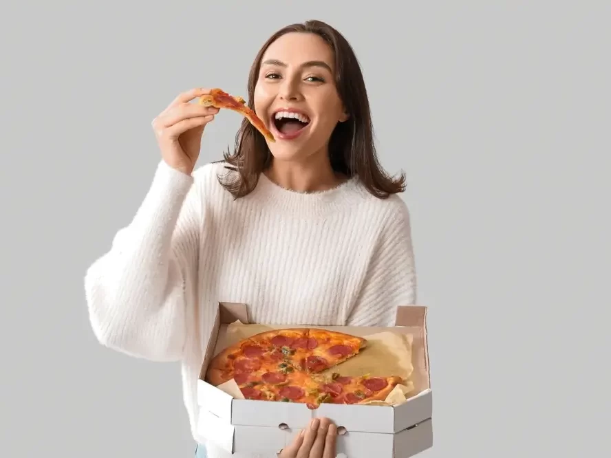 Žena pojídá pizzu