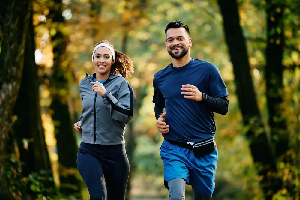 shutterstock_2389365915 - Techsvět Muž se ženou běhají v lese