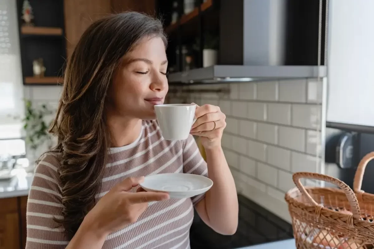 Žena s šálkem kávy