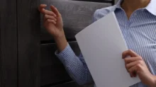 Žena klepající na dveře