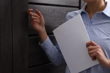 Žena klepající na dveře