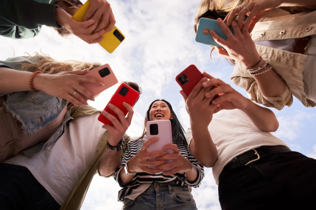 shutterstock_2446245359-min - Techsvět skupina lidí s mobily v ruce