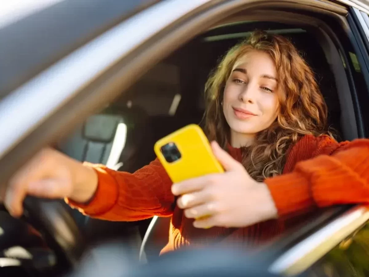 Používat mobil za jízdy se jednoduše nevyplácí.
